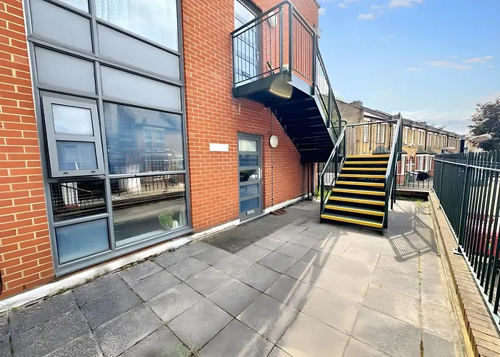 Executive 2 Bed Flat Near Stratford Station - Ideal For Corporate Stays